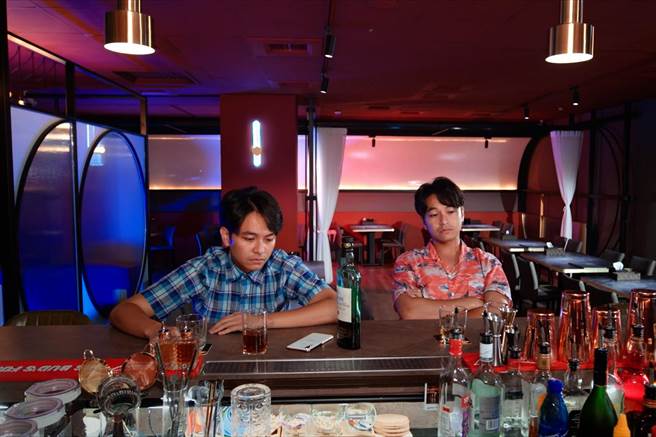 杨铭威一人饰双胞胎两角，曾抱谦（左）向曾定一诉说心情。（TVBS提供）