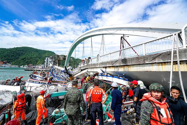 南方澳跨海大桥2019年10月1日突然断裂，酿6死、12伤。（本报资料照）