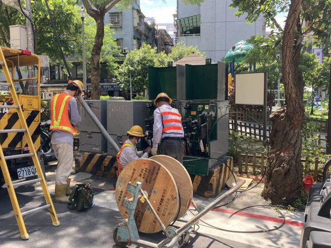 一名女网友在网路发文表示，中午休息时间外出买午餐，发现平常买午餐的商店街整条停电。（图／翻摄自PTT）