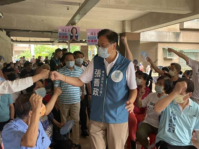 针对郑宝清宣布参选桃市长，国民党桃园市长参选人张善政说，不能想自己选情稳仍战战兢兢向前衝。(吕筱蝉摄)