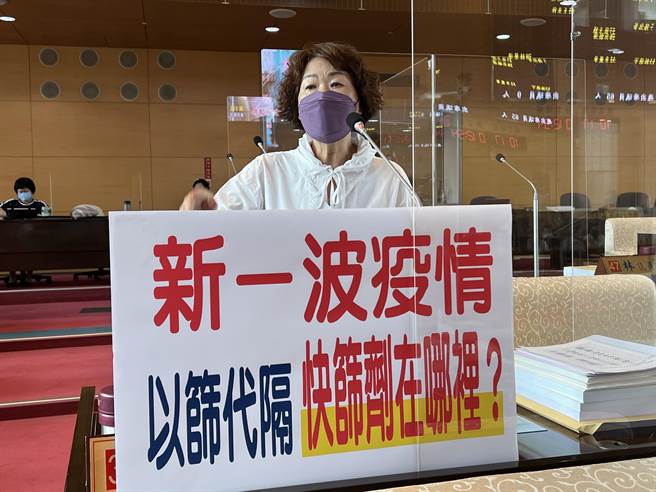 台中市議員李麗華表示，明天國中小學將開學，建議學生每周一快篩1次，健康才到學校上課。(林欣儀攝)