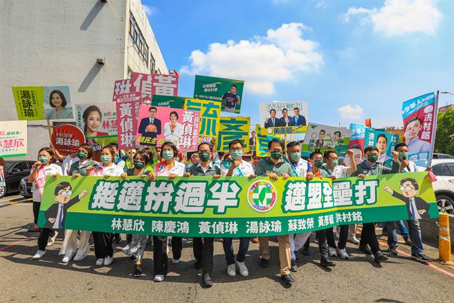民进党「迈向过半大联盟」7名高市议员参选人今（29）日前往选委会登记参选，6名民进党高雄立委助阵。（柯宗纬翻摄）