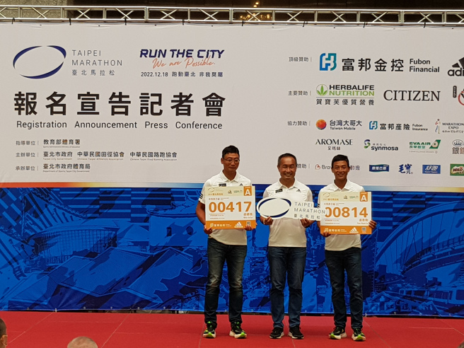 退役网球名将卢彦勋（右）和哥哥卢威儒（左）一起参加2022台北马拉松，两人也率先领到参赛号码布。（陈筱琳摄）