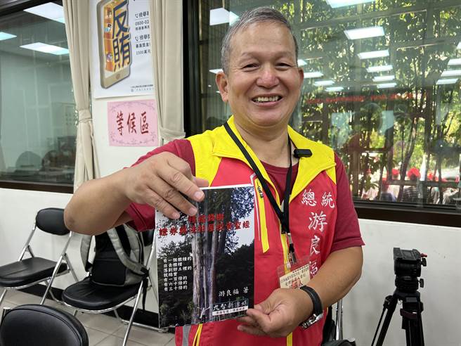 无党籍游良福29日穿着「总统」背心、光着脚丫登记参选桃园市长。(蔡依珍摄)