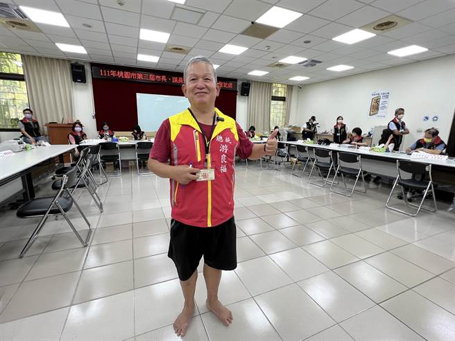 无党籍游良福29日穿着「总统」背心、光着脚丫登记参选桃园市长。(蔡依珍摄)