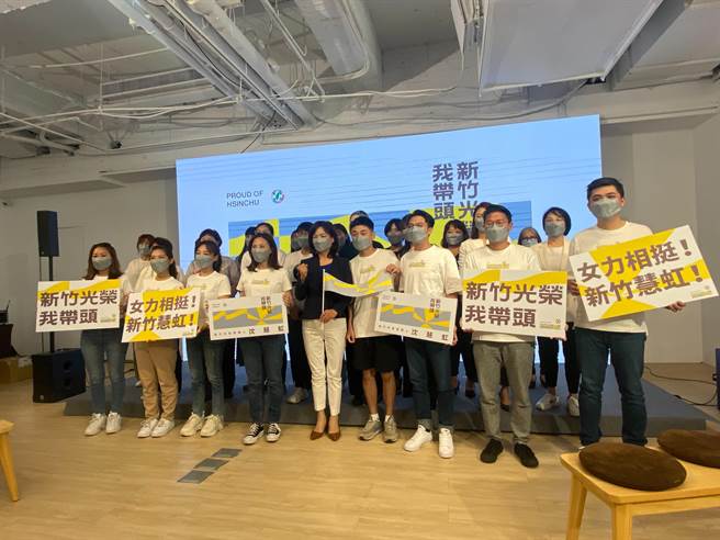 民进党新竹市长参选人沈慧虹29日发表竞选主视觉设计，并有世大运滑轮溜冰金牌梁宣旼等各领域女力到场奥援，高喊力挺虹姐。（陈育贤摄）