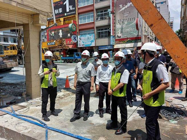 高雄市前金區自強一路新建案「東金寓所」疑似施工疏失，害7戶鄰宅傾斜變危樓，29日正式拆除，預計21天拆完，現場將由四大專業技師公會持續督導、監控量測，確保周邊鄰房安全。（高市工務局提供／袁庭堯高雄傳真）