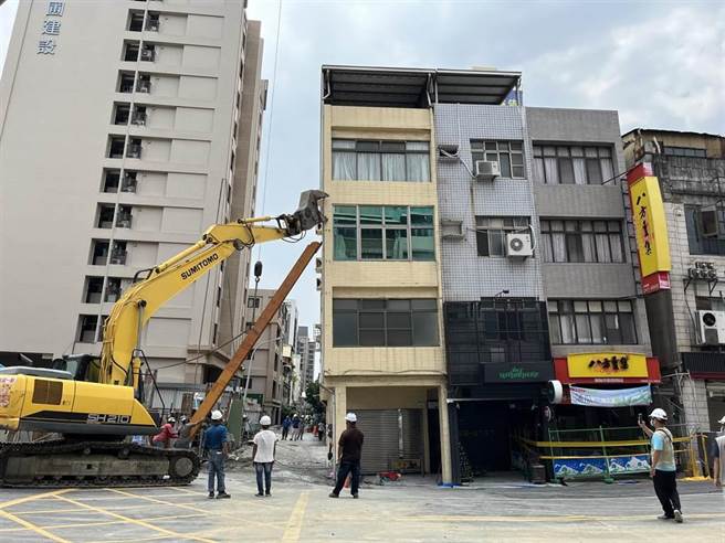 「東金寓所」疑似地下室開挖工程、擋土壁密合度不足，外側補強止水樁密度不足，造成基地轉角處地基流失，14日又發生鄰宅傾斜意外，導致7戶鄰宅遭判定危樓待拆。（本報資料照片）