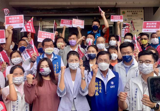 国民党南投县长参选人许淑华（中），29日完成登记。（廖志晃摄）