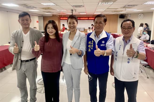 国民党南投县长参选人许淑华（中），29日完成登记。（廖志晃摄）