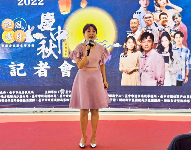 台中市北屯区在地的知名歌手唐俪，今天记者会中特献唱台语歌曲「月娘我问你」，炒热气氛。 (陈世宗摄)