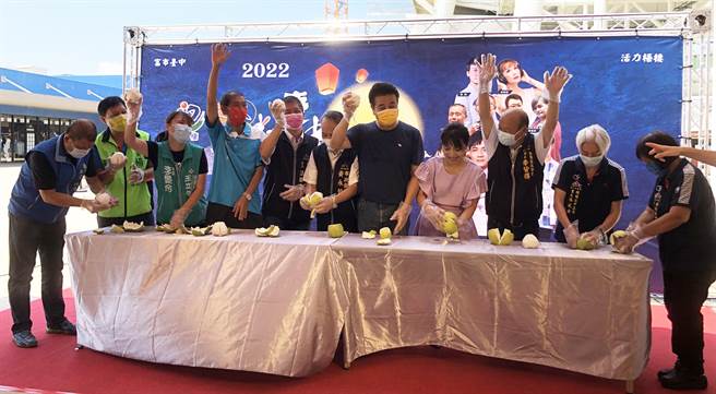 梧栖区公所强调，当天舞台区规画应景的剥柚子比赛，丰富礼券等大家来拿。(陈世宗摄)