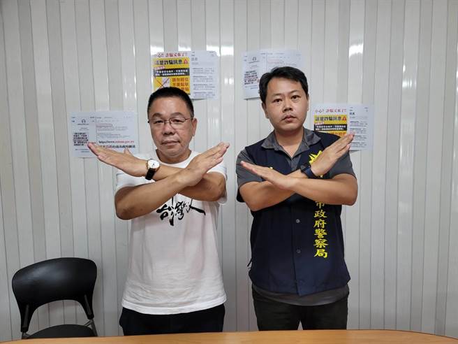 今年至7月，台南警方獲報19件防疫補助簡訊詐騙案件，市議員蔡育輝（左）呼籲相關單位要加強橫向聯繫、多多宣導，以免讓更多人陷入詐騙圈套。（張毓翎攝）