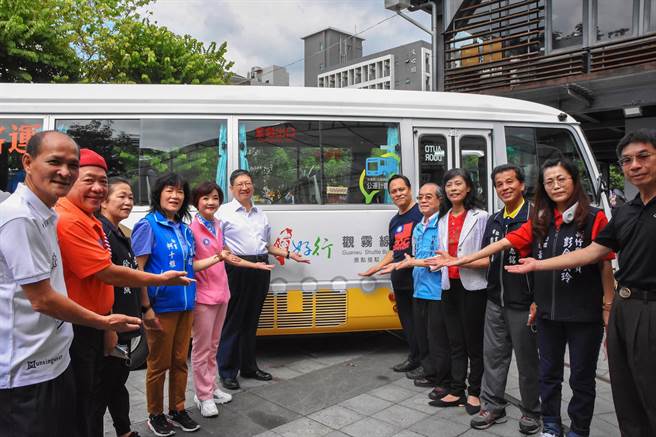 台湾好行观雾线将在30日通车，县长杨文科（中左）指将让登山客和游客多一个交通选择，期带来更多的观光效益。（罗浚滨摄）