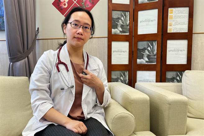 中医大新竹附设医院感染科主任张凯音指学校开学后，将有另一波流行呼吸道感染，家长不用恐慌，提醒小朋友一定要戴口罩勤洗手。（罗浚滨摄）