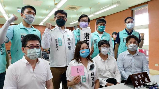 宜兰县长参选人陈琬惠抢头香，至宜兰县政府县选委会办理登记。（吴佩蓉摄）