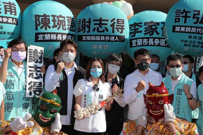 千里眼、顺风耳送上一大串蒜头，预祝所有参选人「冻蒜」。（民眾党宜兰县党部提供／吴佩蓉宜兰传真）