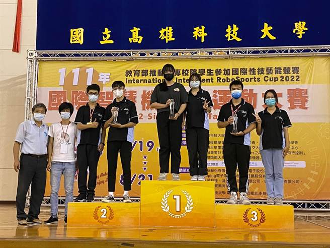 教育部所主办的「2022年国际智慧机器人运动大赛」，高雄市高英工商展现科技实力，一举拿下前3名的殊荣。（高市高英工商提供／杨舒婷高雄传真）