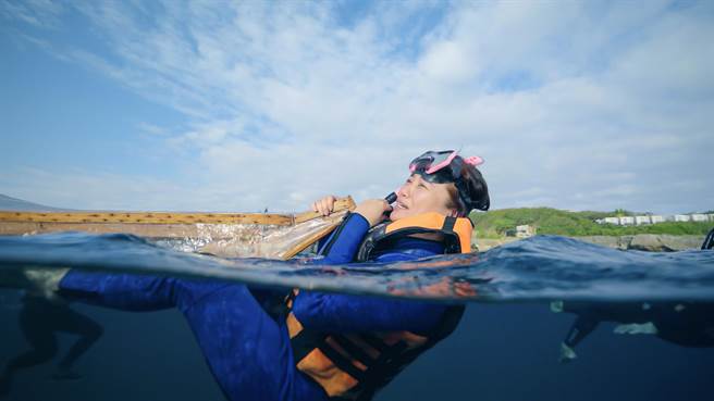 怕水的严艺文对下海感到恐惧。（桂田文化艺术基金会提供）
