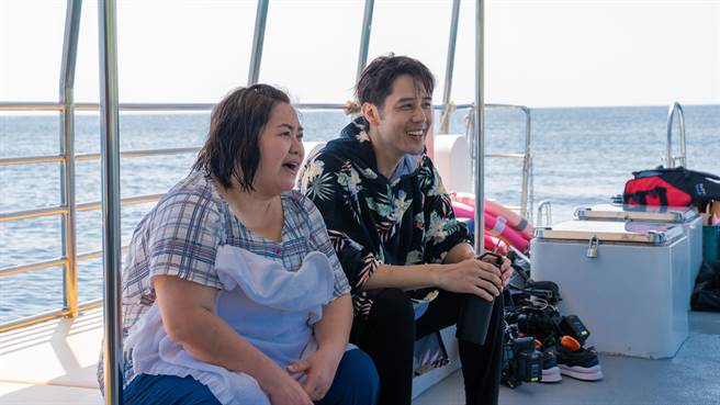 胡宇威（右）大讚锺欣凌3人相当勇敢。（桂田文化艺术基金会提供）