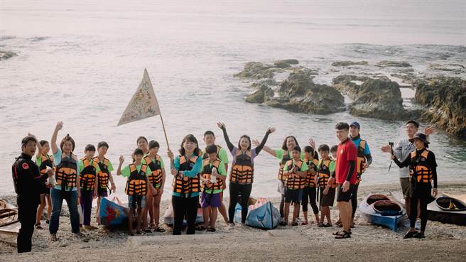 《老少女奇遇记》让杨贵媚、锺欣凌、严艺文从组装木板、涂装甚至划向大海都亲力亲为。（桂田文化艺术基金会提供）