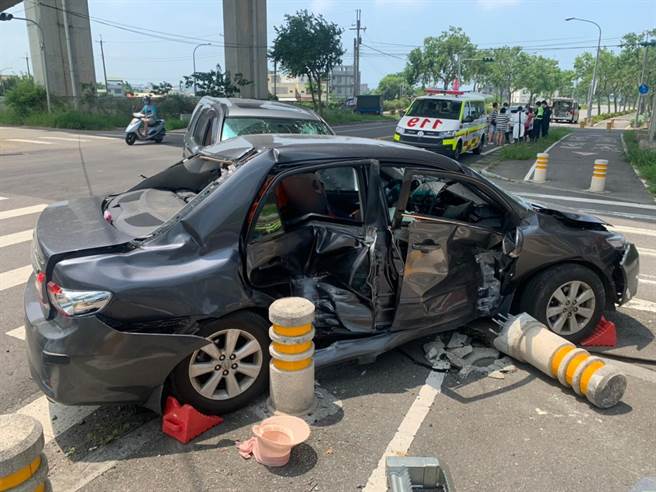 彭男的车辆严重变形。（翻摄照片／李京升苗栗传真）