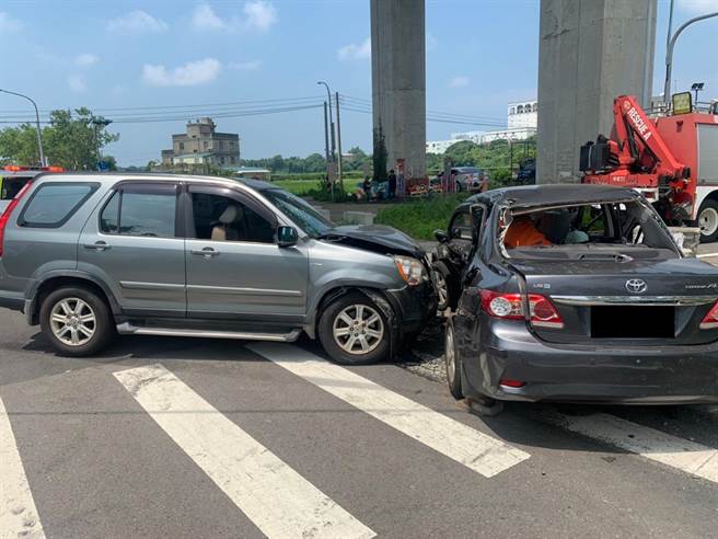 双方疑似没有礼让导致车祸发生。（翻摄照片／李京升苗栗传真）