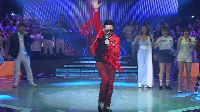 艾成在舞台上活力四射，充满魅力。（民视提供）