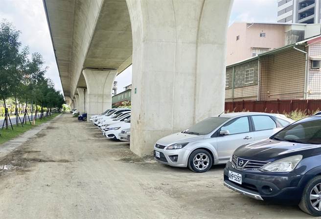 台中铁路高架桥下潭子段，未来将辟建9处停车场，可提供864汽车格、439机车位。（陈世宗摄）