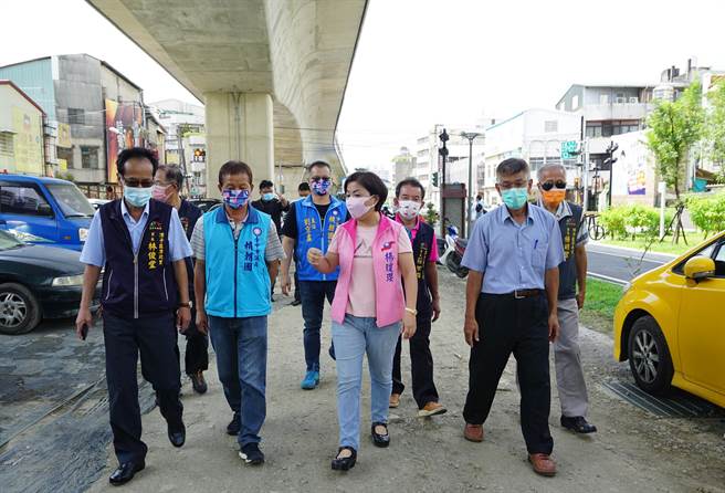 立委杨琼璎、市议员赖朝国，29日邀集台铁局，举办台中铁路高架桥下潭子沿线停车场施工前现勘，各界与会关心进度。（陈世宗摄）