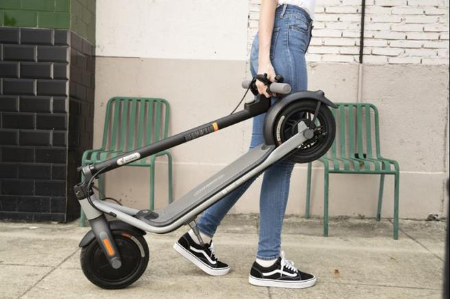 （响应ESG永续行动  联强引进Segway电动滑板车，打造城市通勤的最后一哩路。图／联强国际提供）