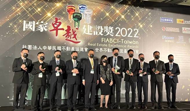 2022年国家卓越建设奖公布得奖名单，台中市6所校园建筑全数获奖，教育局主任秘书郭明洲(左1)代表出席领奖。(图/台中市政府提供)