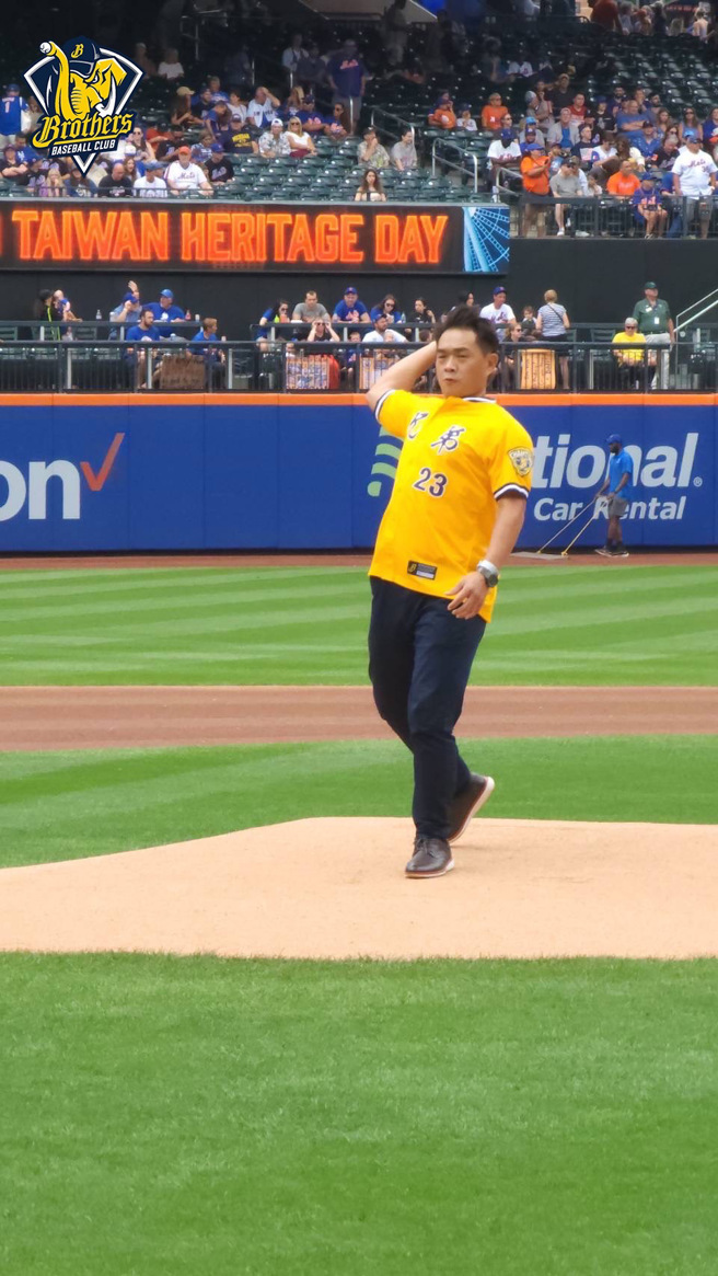 彭政閔為紐約大都會開球。（中信兄弟提供）