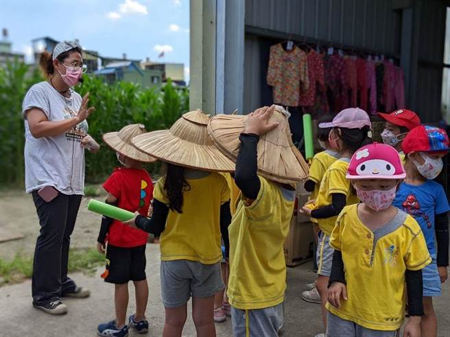 「梦游玉米笋－小农的白日梦」食农教育活动，有多层次玉米笋迷宫游戏、食农教育讲堂、小农精选作物、田野烤肉等活动，8月26日至9月11日举行。（云林县府提供）