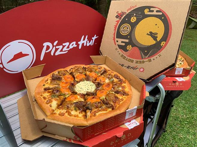 必胜客「月见起司炭烧嫩牛比萨」，大比萨优惠价850元，小比萨则为600元。（必胜客提供）