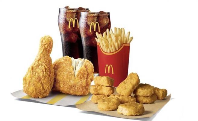 麦当劳欢乐送推深夜食堂优惠，双人套餐下杀8折。（麦当劳提供）