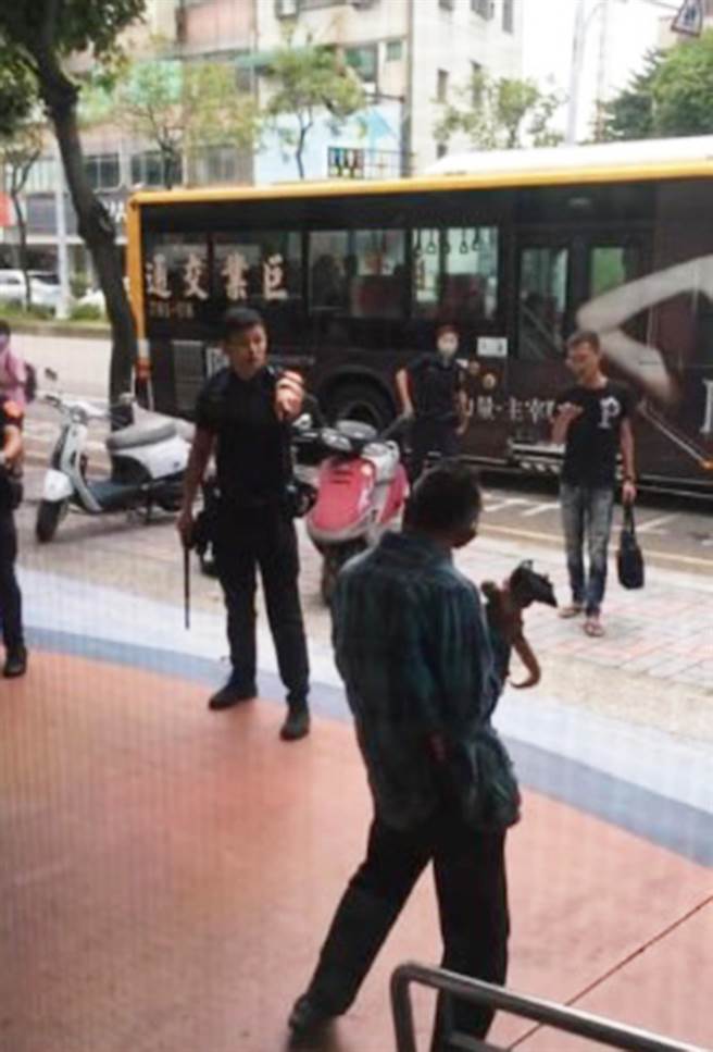 王姓男子疑似精神不稳，持刀在清水邮局前挥舞，警方获报赶抵现场，多名员警到场不敢掉以轻心，持枪对峙警戒。(照片翻摄脸书)