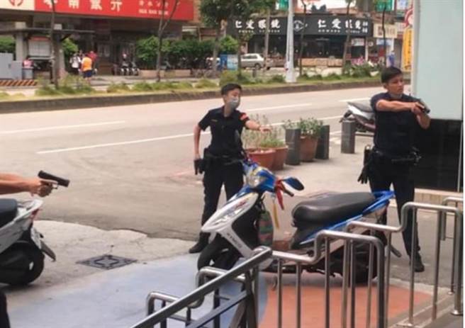 警方表示，员警有人持枪警戒，其他员警趁他没注意时，上前将王男制伏。(照片翻摄脸书)