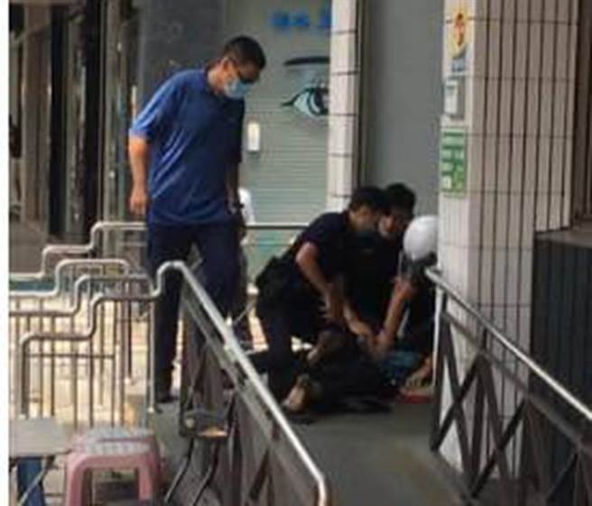 警方表示，员警有人持枪警戒，其他员警趁他没注意时，上前将王男制伏。(照片翻摄脸书)