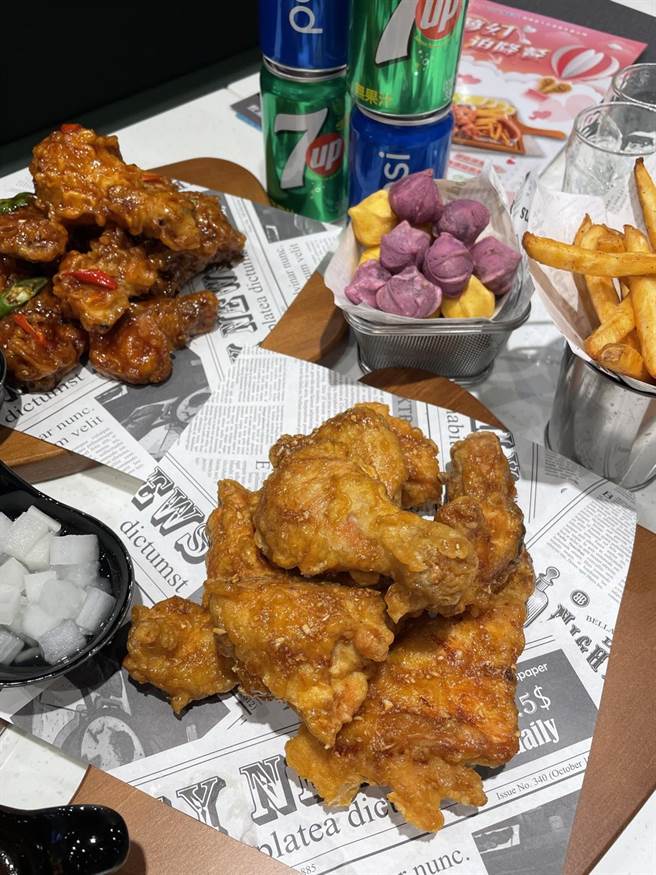 「秋日吮鸡餐」让喜爱韩式炸鸡的朋友可尽情享用丰富餐点。（bb.q CHICKEN提供）