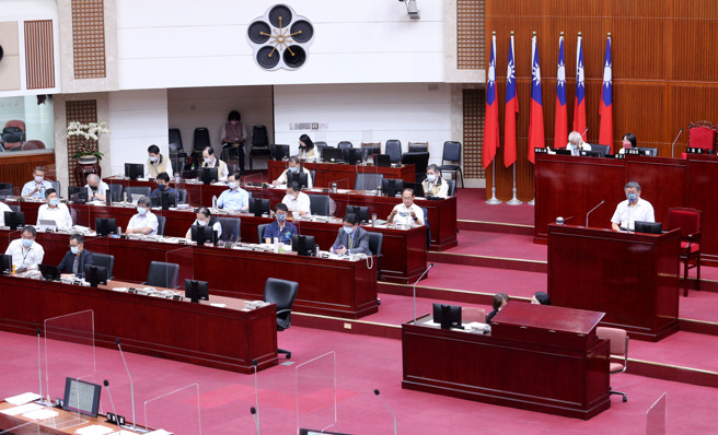 國民黨台北市議員秦慧珠29日在市政總質詢時，質疑柯文哲的市府團隊是殘破不堪的部隊，官員席上空位一堆，因病請假、確診請假沒話說，但勞動局長陳信瑜請病假的時間竟長達5天，質疑已請辭為何還要請假？（黃世麒攝）