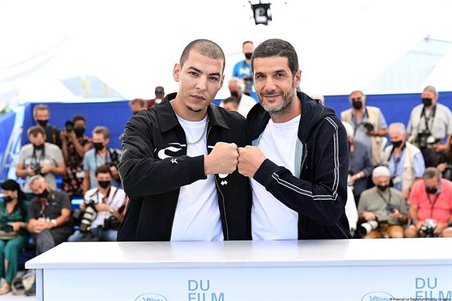 饒舌歌手阿納斯巴布許（左）與導演納比爾艾尤許前進坎城影展。（海鵬提供）