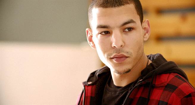 饒舌歌手阿納斯巴布許在片中演出饒舌老師。（海鵬提供）