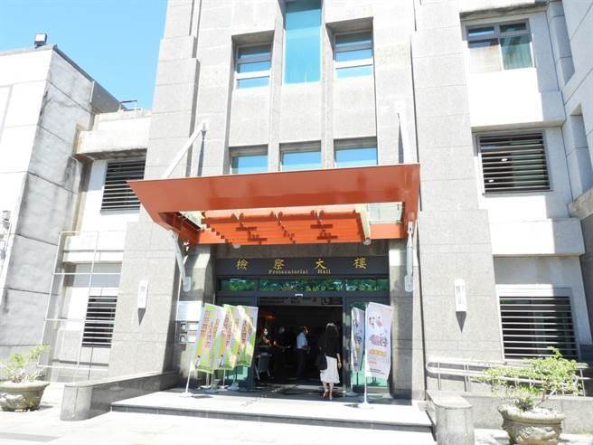 花莲检警本月26日在桃园中正国际机场逮到一名25岁柬埔寨人蛇集团简姓女干部，经讯毕认为涉有犯组织犯罪防制条例、人口贩运防制法及刑法诈术使人出国等罪嫌，且有勾串共犯之虞，隔日向花莲地方法院声请羁押禁见获准。（罗亦晽摄）