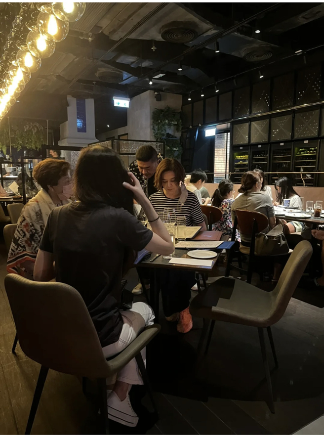 野生关之琳现身餐厅。（图／取材自小红书）