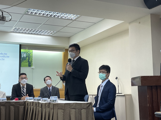 解谜果蝇研究成果第一作者之一暨南国际大学刘柏廷同学。(摄影/黄立辰)


