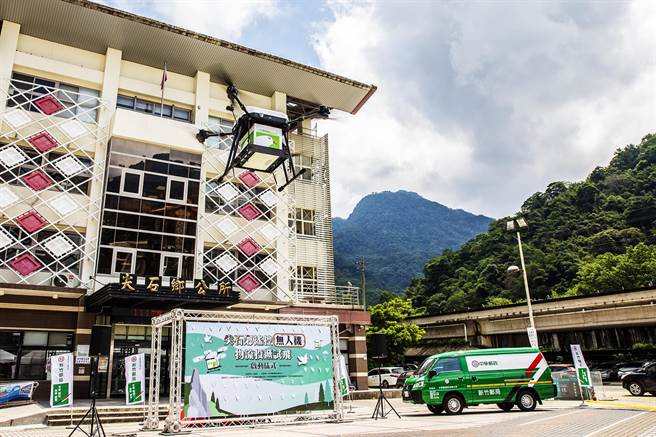 在尖石乡试飞能载货25公斤的无人机，将医疗物资送到新光国小。（罗浚滨摄）