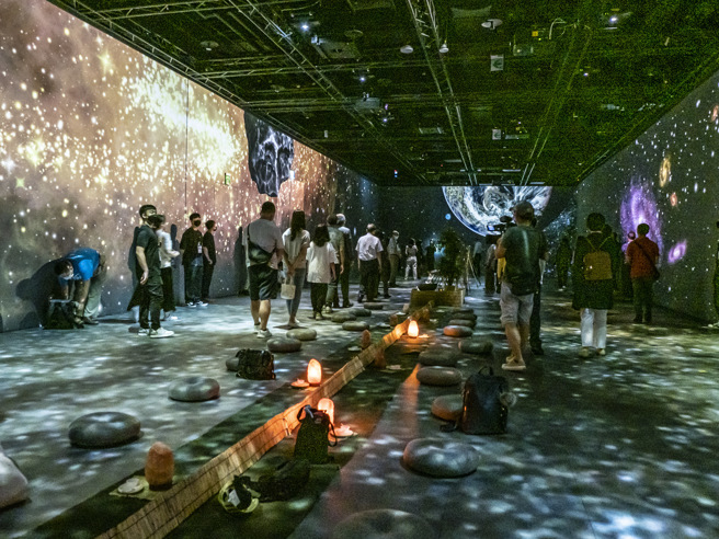 臺北医学大学昨(28)日在臺北101首度举办沉浸式体验展，首创将正念冥想结合五感声光装置，营造身歷其境的体验疗癒身心。(照片/台北医学大学提供)