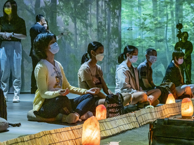 有别于时下的科技艺术体验展，此次「元心流」沉浸体验展，特别强调与五感的对话。(照片/台北医学大学提供)