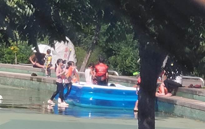彰化县立溜冰场私接公厕水龙头水，并划起气垫船，一群大人、小孩玩得不亦乐乎。（爆料公社）